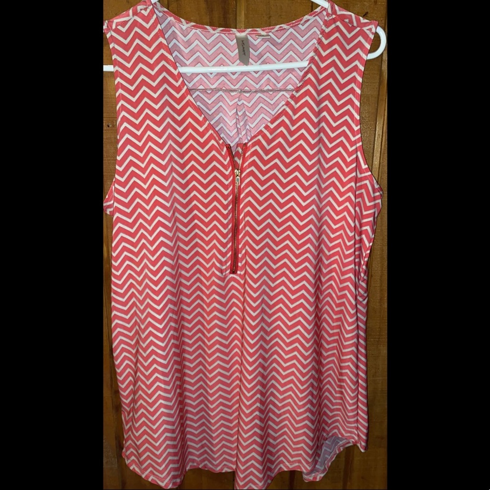 Tacera Women’s pink and white chevron shirt with gold zipper Size Medium